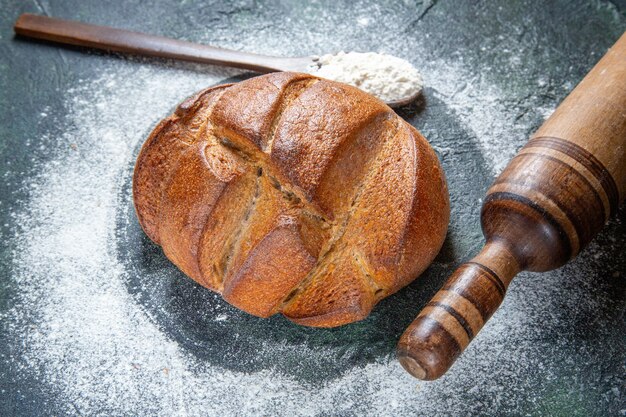 小麦粉と正面図の暗いパン