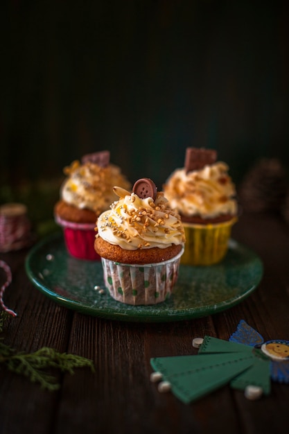 Free photo front view decorated cupcakes with christmas ornaments