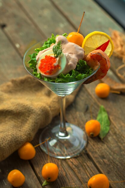Вид спереди декоративная закуска в стакане с креветочным соусом, ломтик лимонной икры