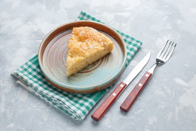 正面図白い机の上のプレートの内側にスライスされたおいしいアップルパイパイケーキ甘い焼きビスケット