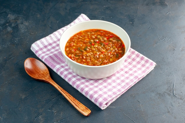 Вид спереди вкусный фасолевый суп внутри тарелки на темном фоне