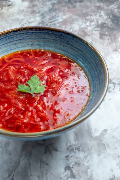 흰색 테이블에 접시 안에 맛있는 보르쉬 우크라이나 비트 수프 전면 보기