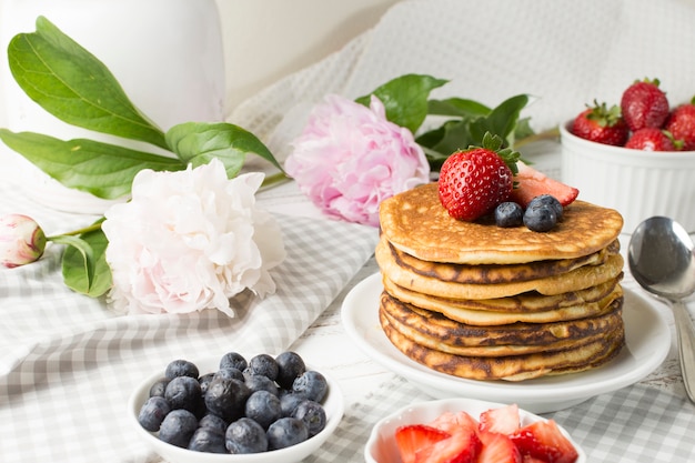 Foto gratuita vista frontale deliziosa colazione