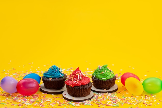 Una vista frontale deliziosi brownies a base di cioccolato insieme a caramelle e palline di colore giallo, caramelle torta biscotto