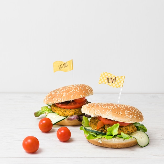 Вид спереди вкусные гамбургеры крупным планом