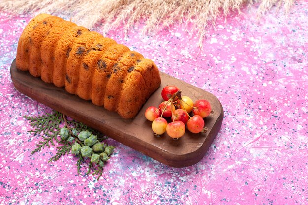 핑크 책상에 달콤한 체리와 함께 달콤하고 맛있는 전면보기 맛있는 케이크.