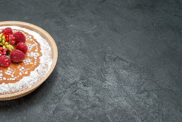 灰色の背景に砂糖粉とラズベリーの正面図おいしいケーキパイケーキフルーツベリー甘いクッキー
