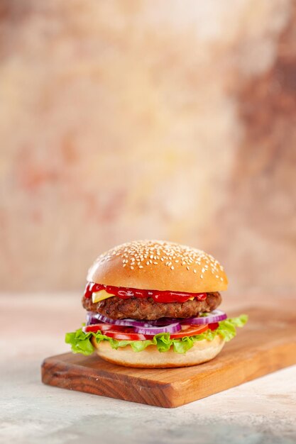 まな板の正面図おいしいチーズバーガー明るい背景サラダファーストフードサンドイッチハンバーガースナックディナーポテト