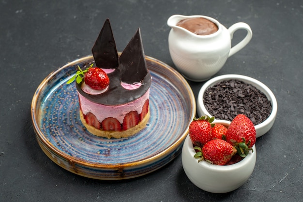 Бесплатное фото Вид спереди вкусный чизкейк с клубникой и шоколадом на тарелках с шоколадной клубникой