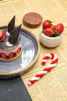 Бесплатное фото Вид спереди вкусный чизкейк с клубникой и шоколадом на тарелке клубничный бисквит xmas