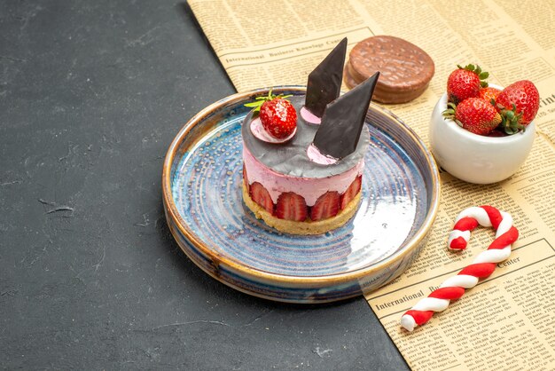 접시에 딸기와 초콜릿을 곁들인 맛있는 치즈 케이크 딸기 그릇 비스킷 크리스마스 캔디