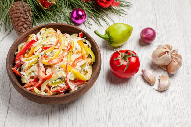 Вкусный куриный салат с майонезом и овощами на белом столе, вид спереди, салат из свежей еды спелого цвета