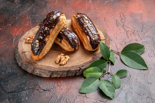 어두운 배경에 전면보기 맛있는 초코 eclairs