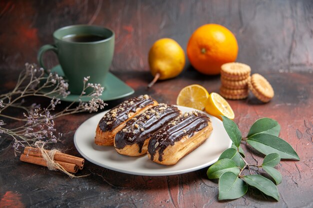 어두운 배경에 차 전면보기 맛있는 초코 eclairs