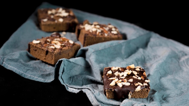 Foto gratuita vista frontale della deliziosa torta al cioccolato con mandorle