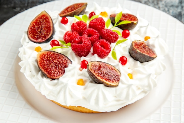 Вид спереди вкусный кремовый торт с разными фруктами