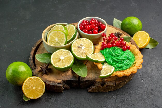 Вид спереди вкусный сливочный торт с фруктами