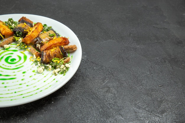 正面図暗い背景の皿の中にベイクドポテトが入ったおいしいナスロール料理ディナーポテト野菜