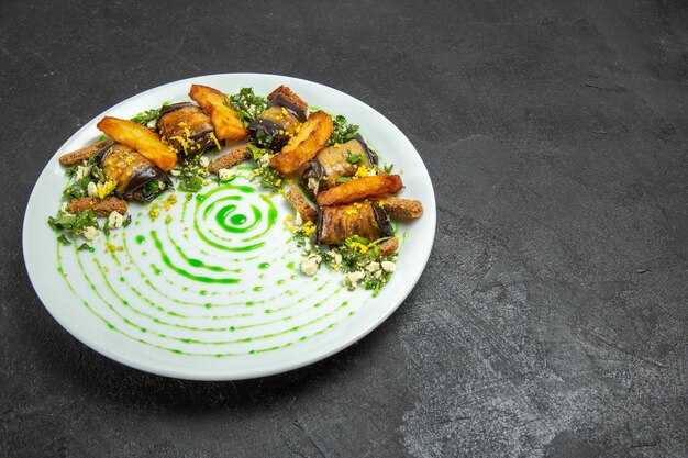 Вид спереди вкусные рулеты из баклажанов с печеным картофелем внутри тарелки на темном полу блюдо ужин картофель овощ