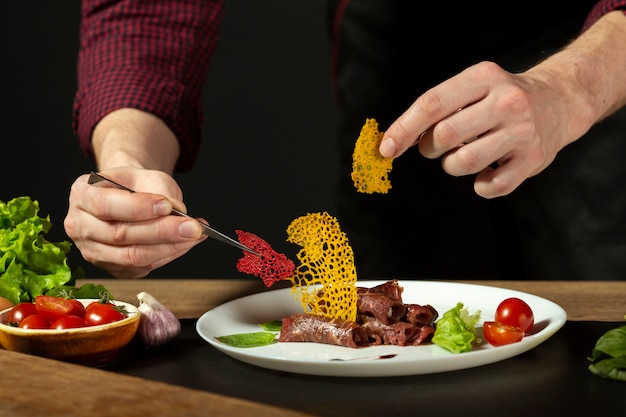 Can I book catering online in Mumbai?