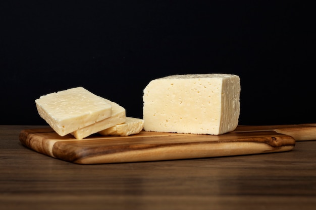 Вид спереди вкусного свежего сыра