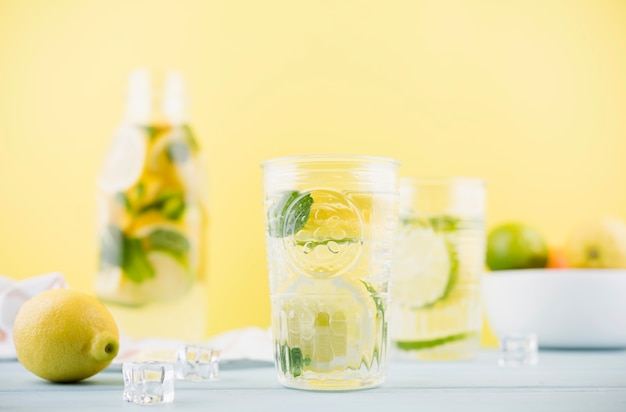Вид спереди вкусный домашний лимонад