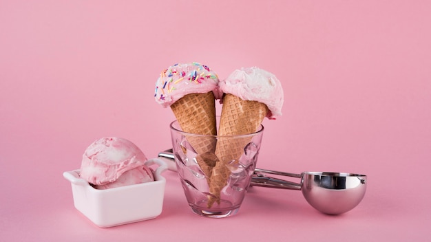 Вид спереди вкусное мороженое на столе