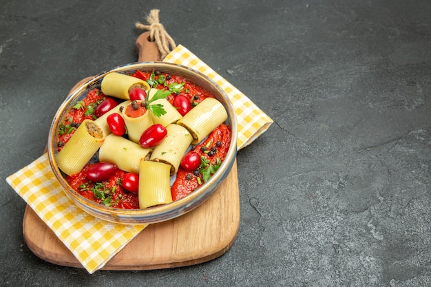 正面図灰色の背景に肉とトマトソースのおいしいイタリアンパスタパスタ食事食品夕食肉
