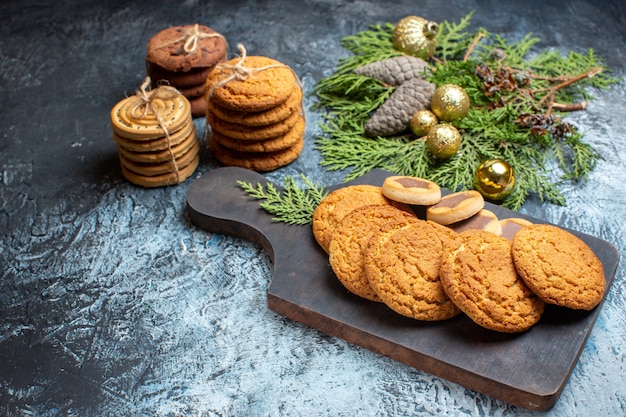 Вид спереди вкусное маленькое печенье на светло-темной поверхности