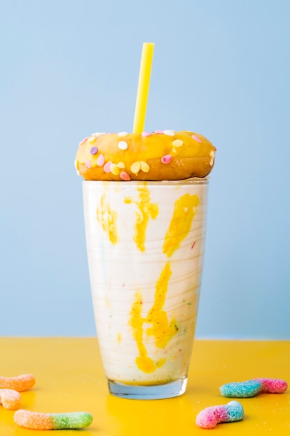 Free photo front view of delicious milkshake with jelly