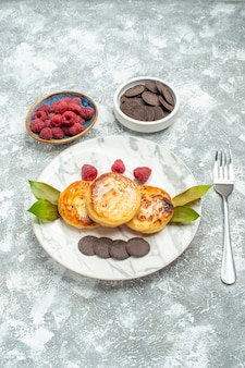 Вид спереди вкусные кексы с медом и шоколадным печеньем на светлом столе