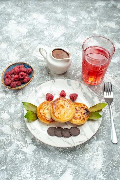 Вид спереди вкусные кексы с медом и шоколадным печеньем на светлом столе