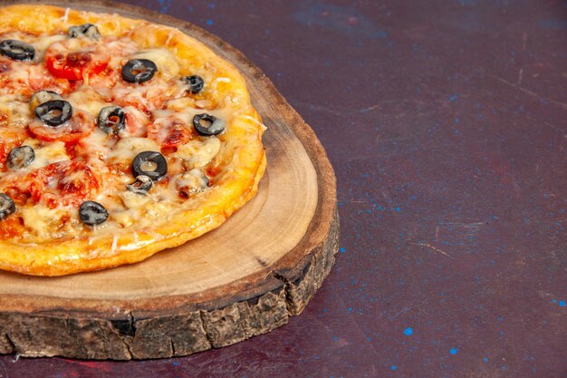 전면보기 맛있는 버섯 피자 어두운 표면 식사 피자 음식 반죽 이탈리아어에 치즈와 올리브와 반죽 요리