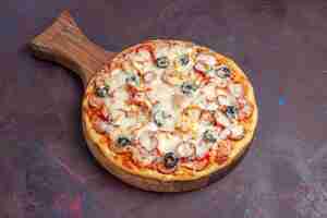 Foto gratuita vista frontale deliziosa pizza ai funghi con olive al formaggio e pomodori sulla superficie viola scuro pasta italiana pasta cibo pizza