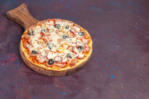 진한 보라색 표면 이탈리아 식사 반죽 피자 음식에 치즈 올리브와 토마토와 전면보기 맛있는 버섯 피자