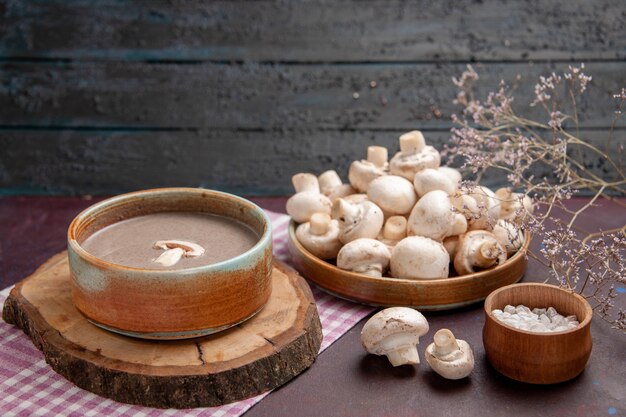 Вид спереди вкусный грибной суп со свежими грибами на темном пространстве