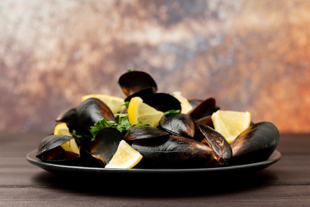 Cozze deliziose di vista frontale con il limone