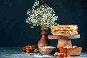 Foto gratuita vista frontale deliziose frittelle con noci su dolce al latte blu scuro colazione mattina torta torta miele