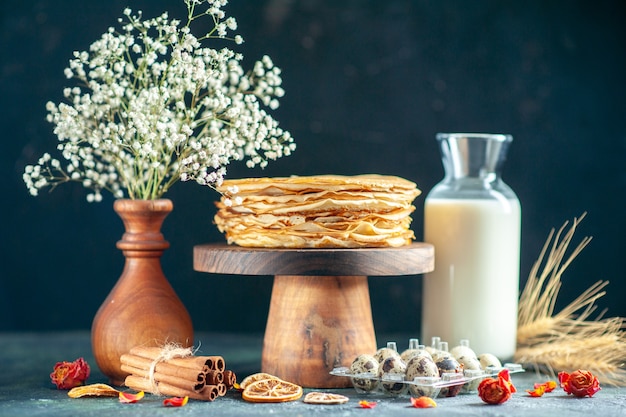 Foto gratuita vista frontale deliziose frittelle sulla scrivania in legno e torta scura per la colazione torta dolce latte miele tè mattutino