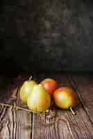 Free photo front view of delicious pears on wooden table