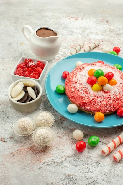 무료 사진 배경 디저트 케이크 무지개 색 케이크 사탕에 화려한 사탕과 전면보기 맛있는 핑크 케이크