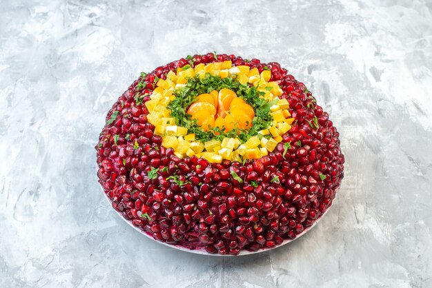 Вид спереди вкусный гранатовый салат на белом столе диетическое питание здоровое питание фруктовый салат праздник