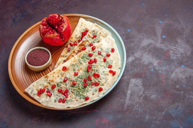 전면보기 맛있는 qutabs 어두운 표면 반죽 식사 저녁 식사 요리 요리에 채소와 석류와 반죽 조각을 요리