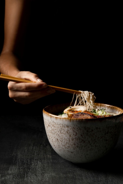 コピースペース付きのおいしいラーメンの正面図