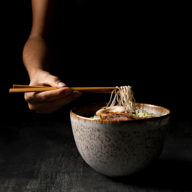 コピースペース付きのおいしいラーメンの正面図