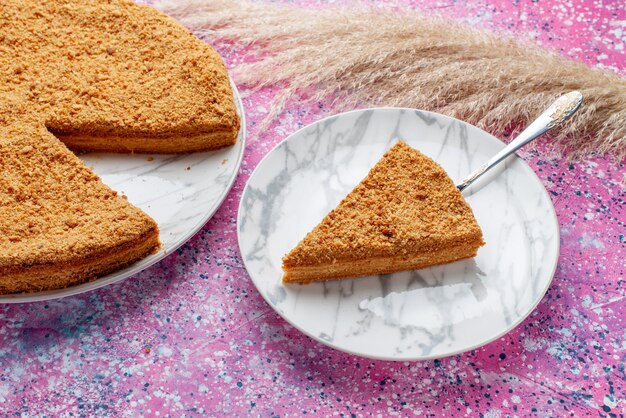 밝은 분홍색 책상 케이크 파이 비스킷 달콤한 빵에 접시 안에 전면보기 맛있는 라운드 케이크