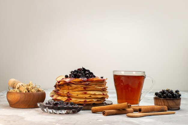 ブルーベリーとシナモンのパンケーキのペストリー料理で形成されたおいしい丸いおいしいパンケーキの正面図