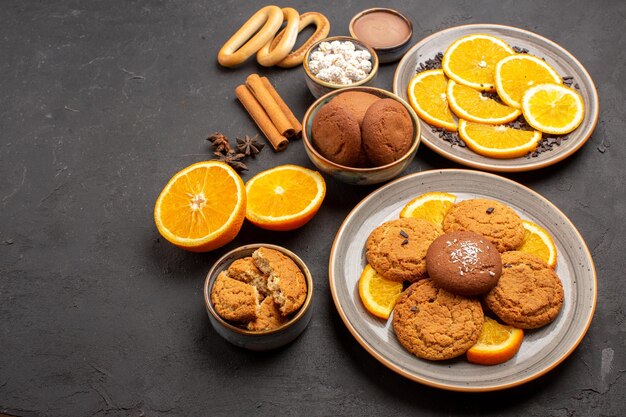 어두운 배경 쿠키 설탕 과일 비스킷 달콤한 감귤류에 신선한 오렌지와 전면보기 맛있는 모래 쿠키