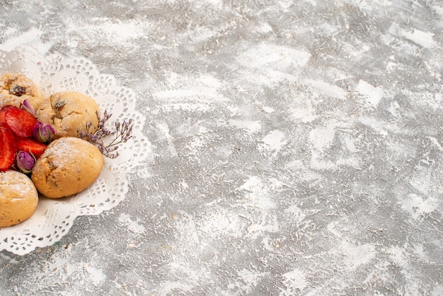 Foto gratuita vista frontale deliziosi biscotti di sabbia con fragole fresche su uno spazio bianco