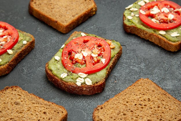 Вид спереди вкусные бутерброды с вассаби и красными помидорами на сером фоне закуска гамбургер сэндвич хлеб